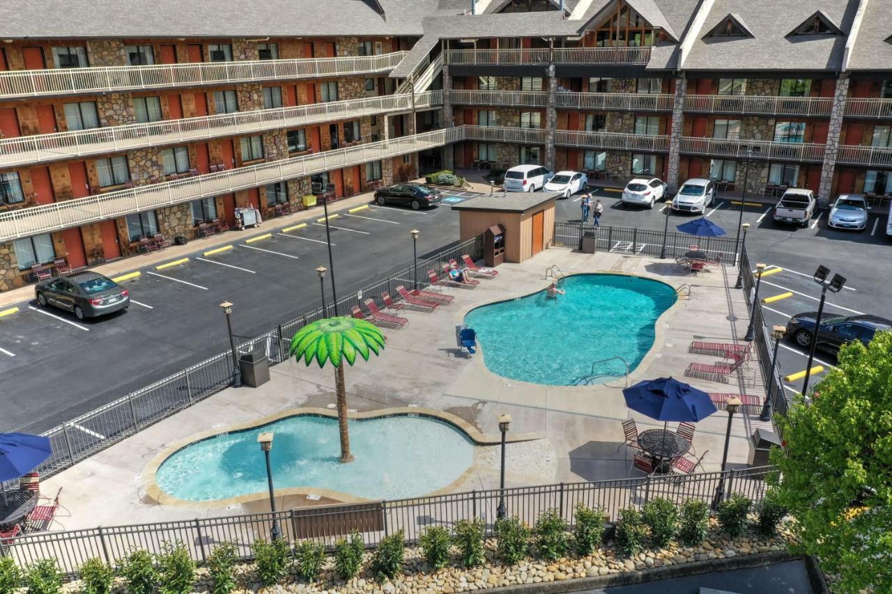 Crossroads Inn & Suites Gatlinburg Exterior photo