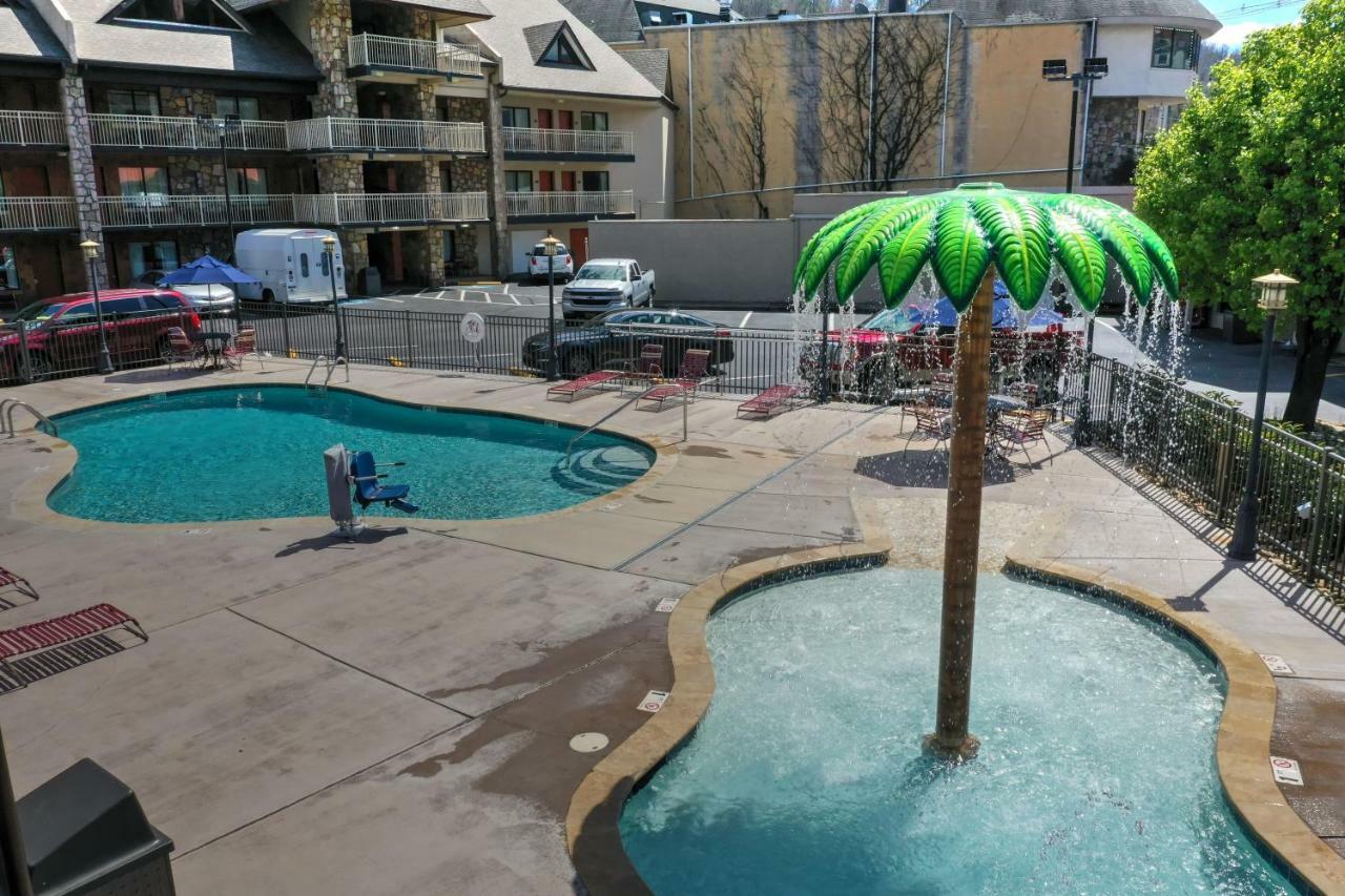 Crossroads Inn & Suites Gatlinburg Exterior photo