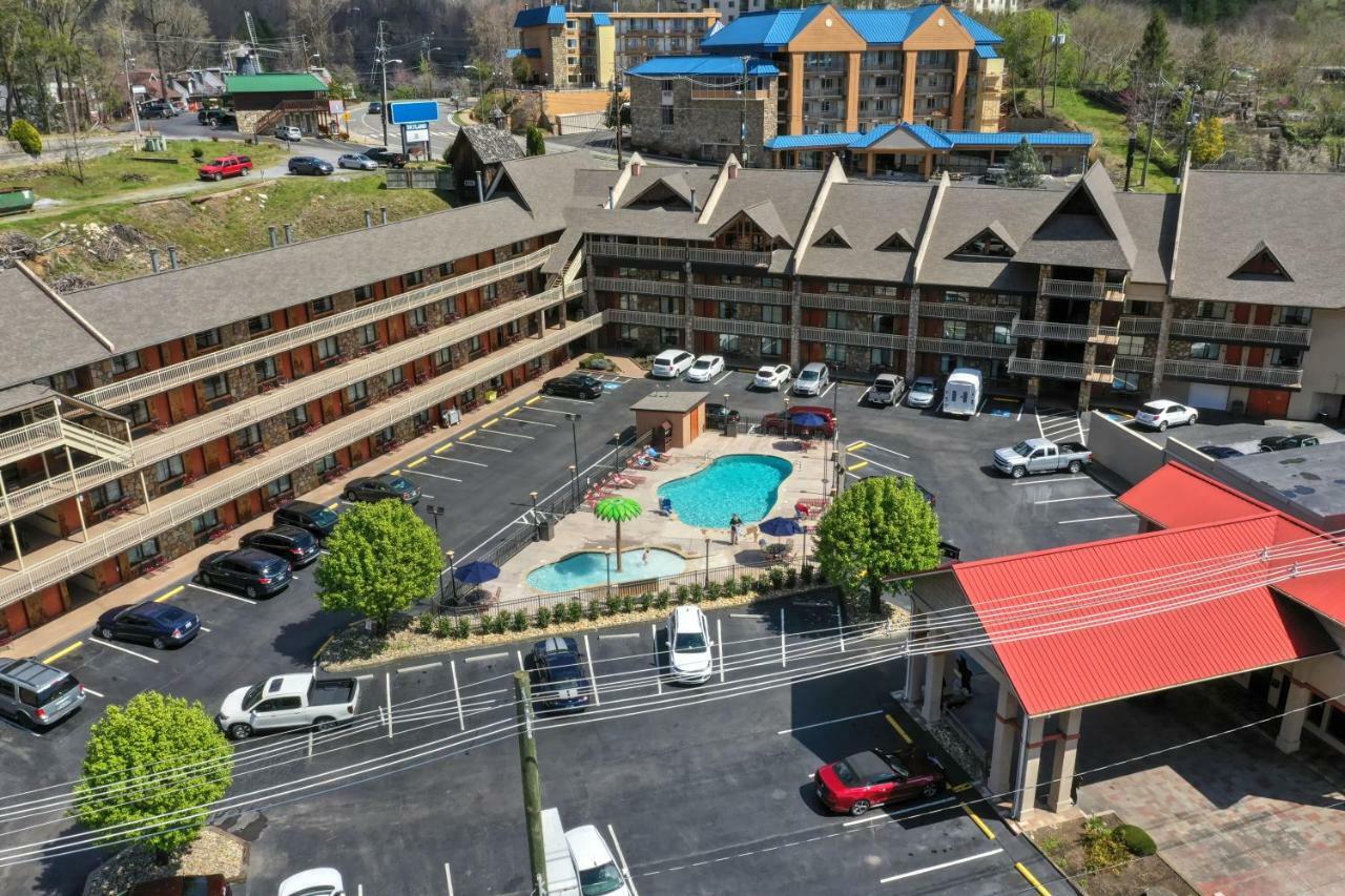 Crossroads Inn & Suites Gatlinburg Exterior photo
