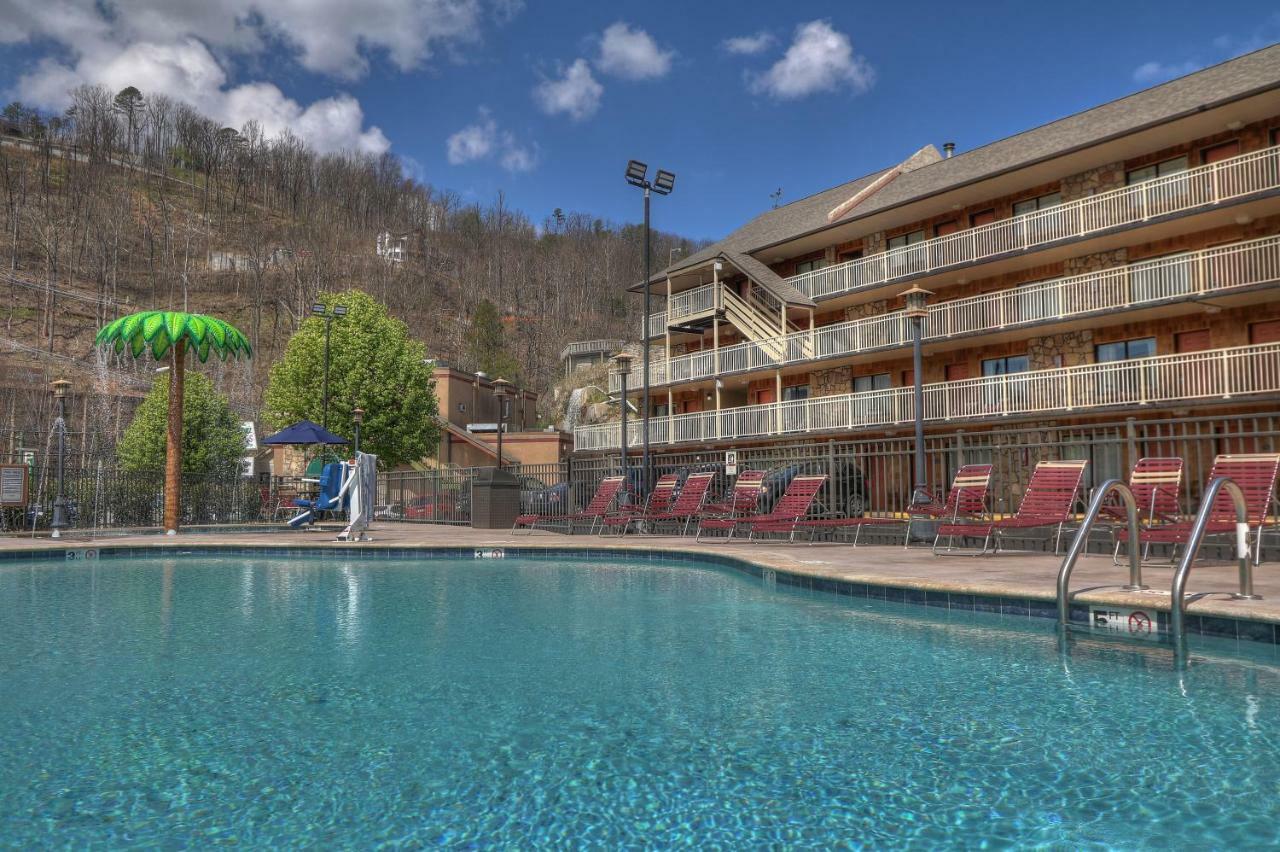 Crossroads Inn & Suites Gatlinburg Exterior photo