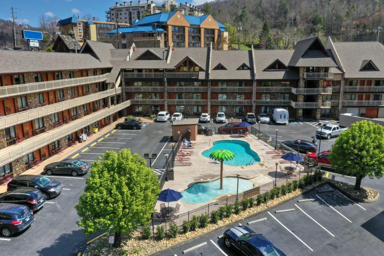 Crossroads Inn & Suites Gatlinburg Exterior photo