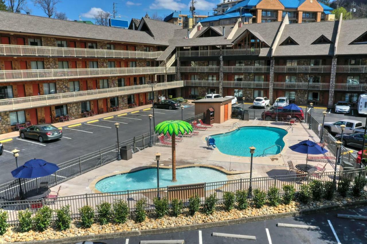 Crossroads Inn & Suites Gatlinburg Exterior photo