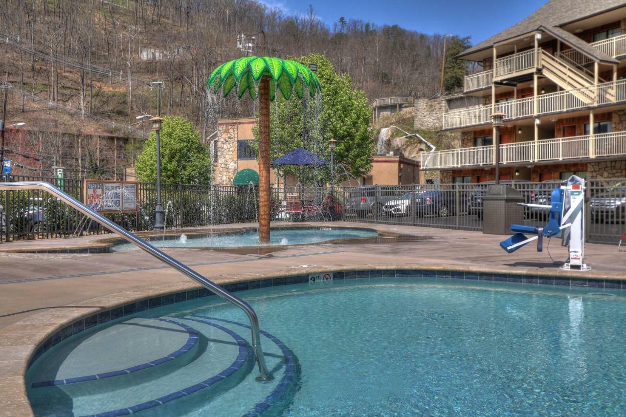 Crossroads Inn & Suites Gatlinburg Exterior photo