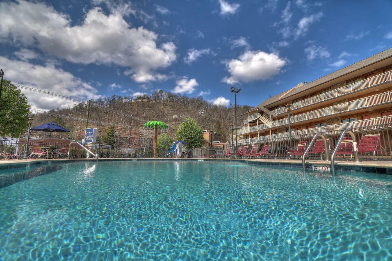Crossroads Inn & Suites Gatlinburg Exterior photo