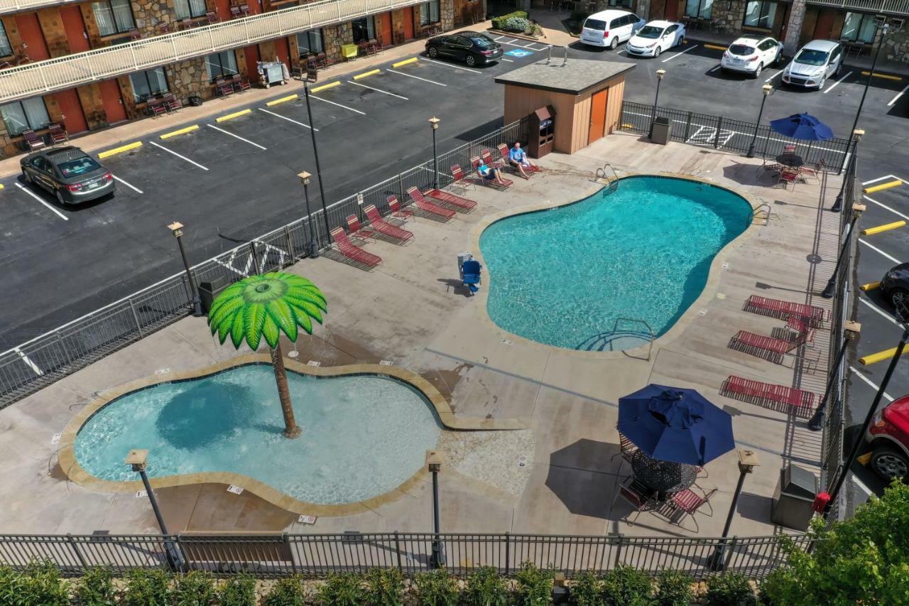 Crossroads Inn & Suites Gatlinburg Exterior photo