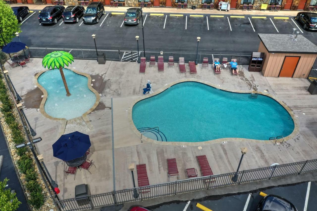 Crossroads Inn & Suites Gatlinburg Exterior photo