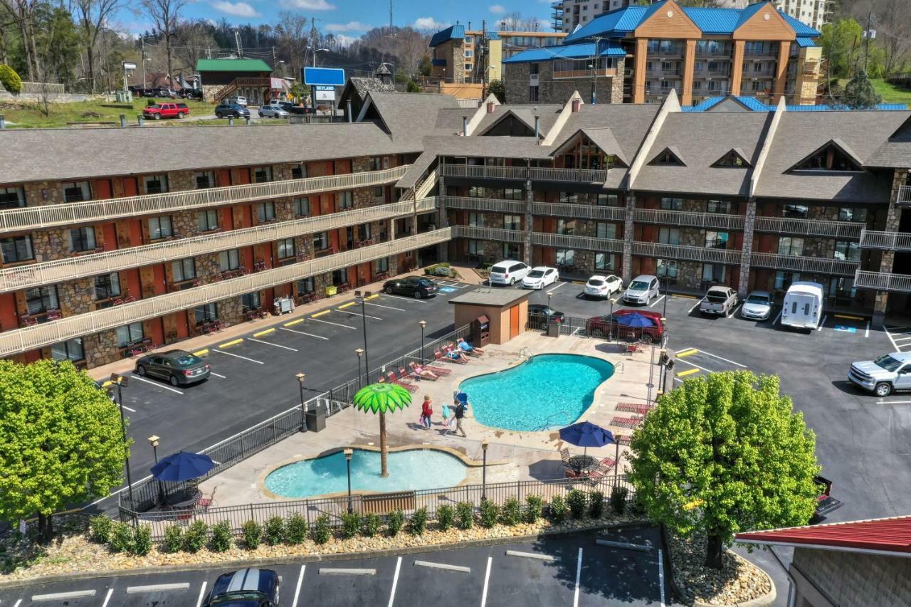 Crossroads Inn & Suites Gatlinburg Exterior photo