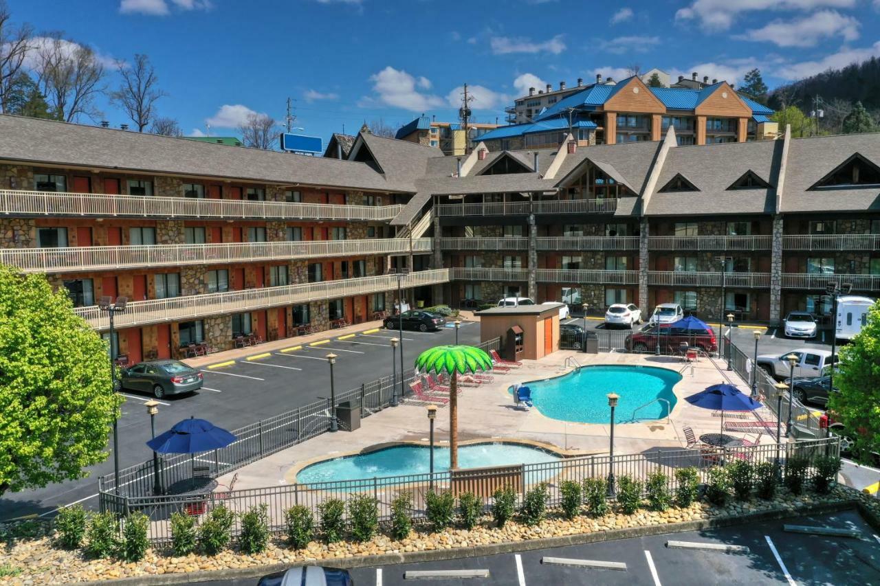 Crossroads Inn & Suites Gatlinburg Exterior photo