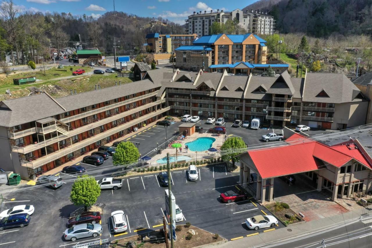 Crossroads Inn & Suites Gatlinburg Exterior photo